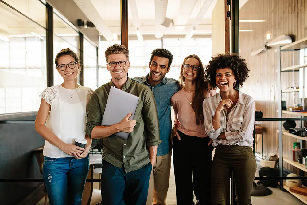 equipe de negócios unida e rindo