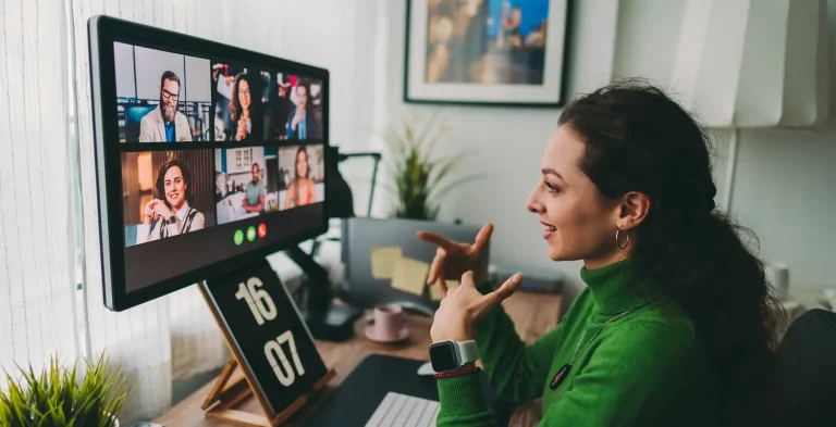 Empresarios hablan de negocios en una reunión de personal virtual